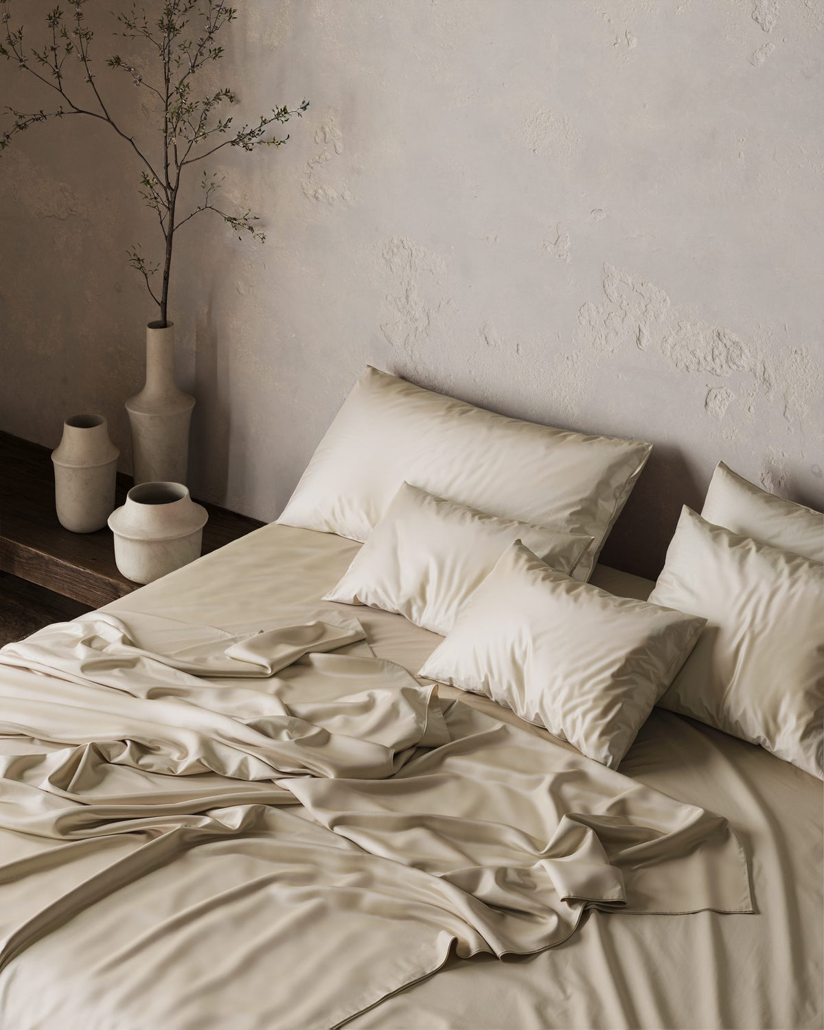Cama desfeita num quarto calmo, depois de mais uma noite mal dormida